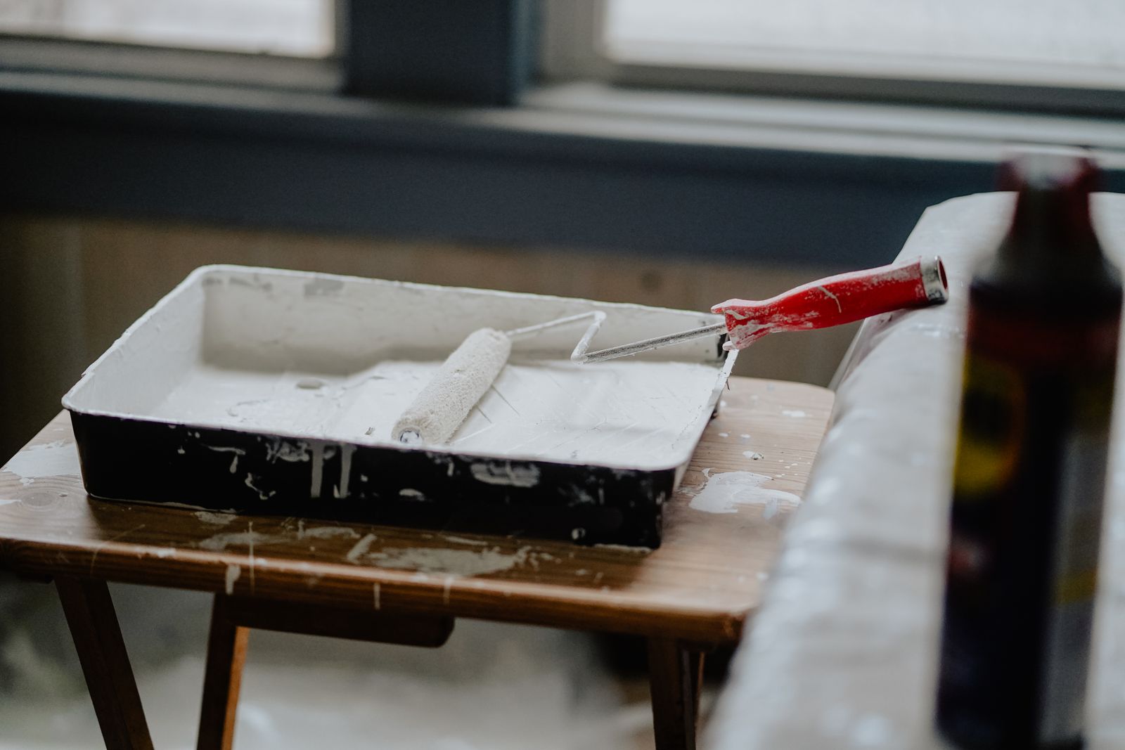 A paint roller and tray