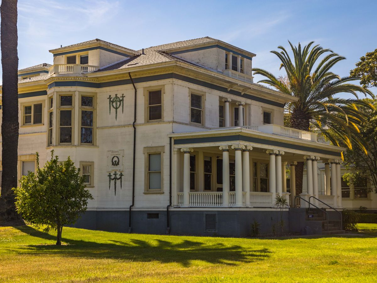 A columned historic home in Roswell, GA